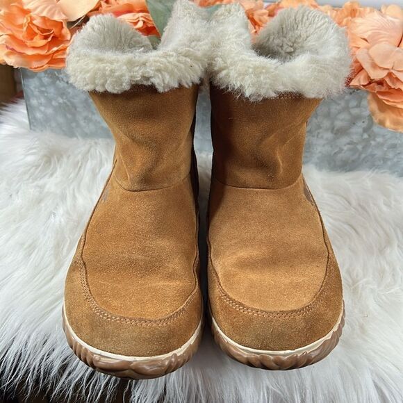 Sorel Out & About Women’s Tan Suede Slip On Winter Booties Sherpa Lined Sz 7.5 - Picture 2 of 11